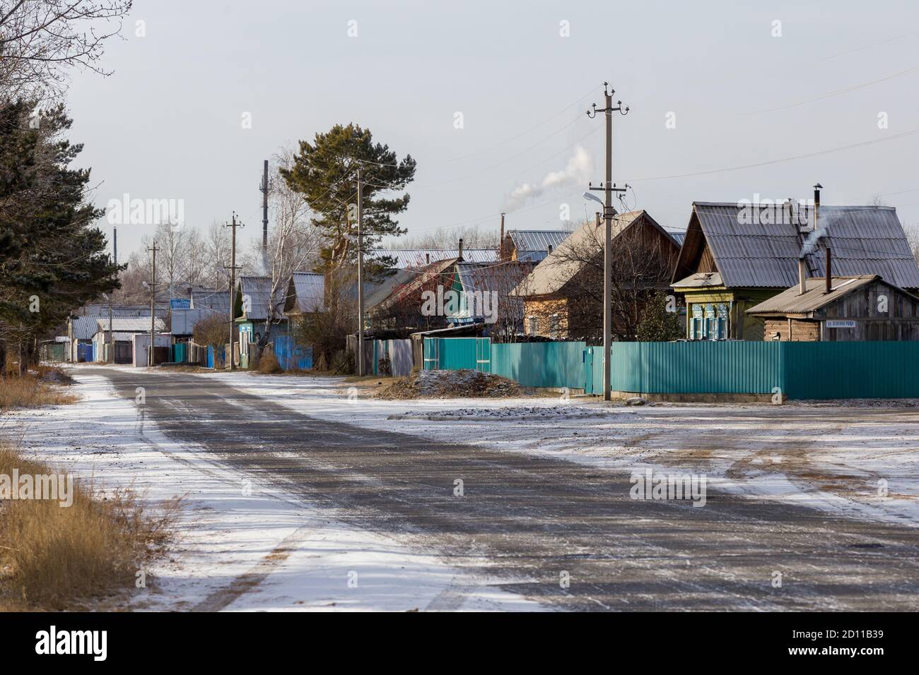 Straße mit einstöckigen Holzhäusern im russischen Dorf. Stockfoto