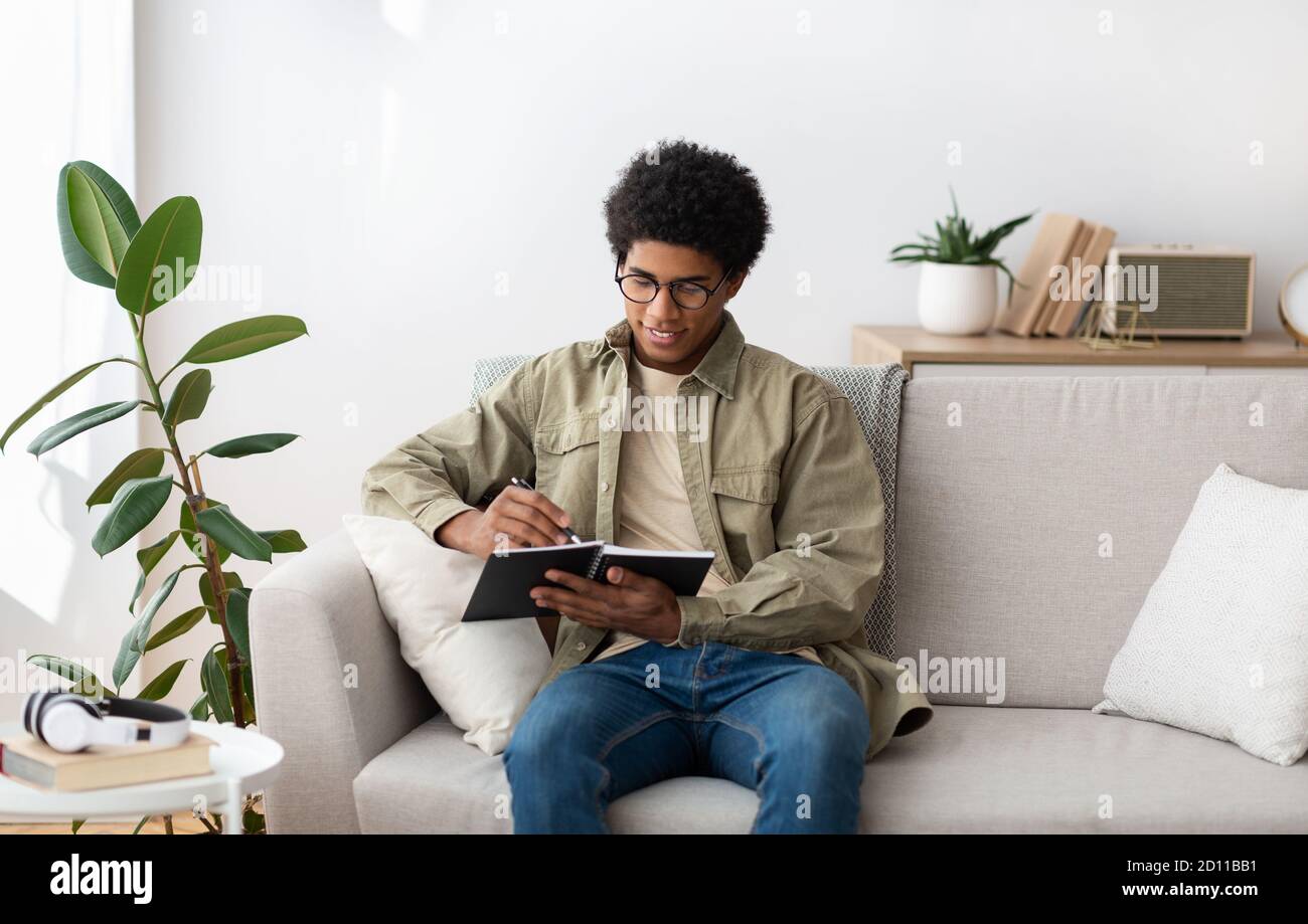 Fernschulungskonzept. Schwarz teen college Student studieren von zu Hause während Quarantäne Stockfoto