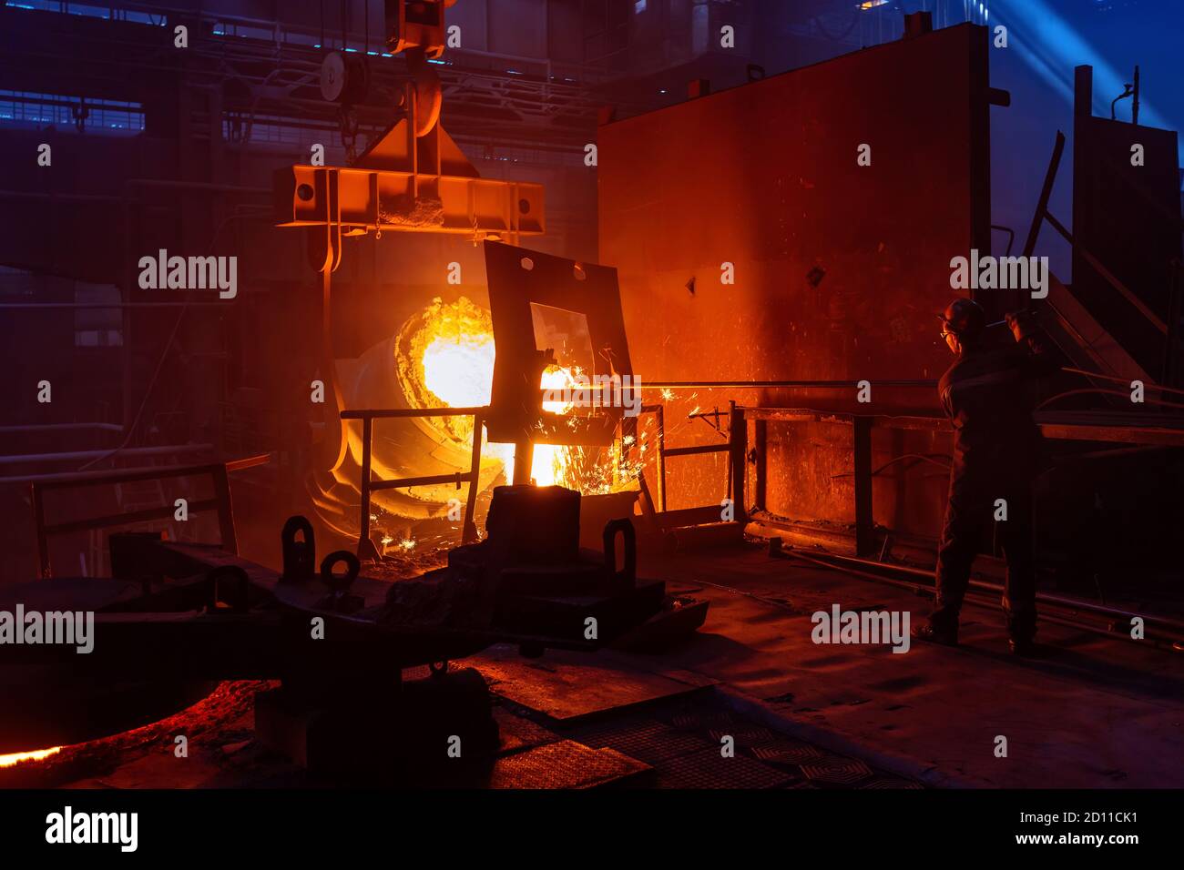 Arbeiter betreibt Metallguss-Prozess in metallurgischen Werk Stockfoto