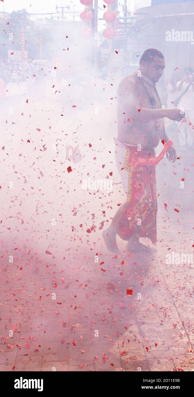 Phuket Town / Thailand - 7. Oktober 2019: Nine Emperor Gods Festival oder Phuket Vegetarian Festival Parade, Thai Chinese Devotee Entraced man oder Ma so Stockfoto