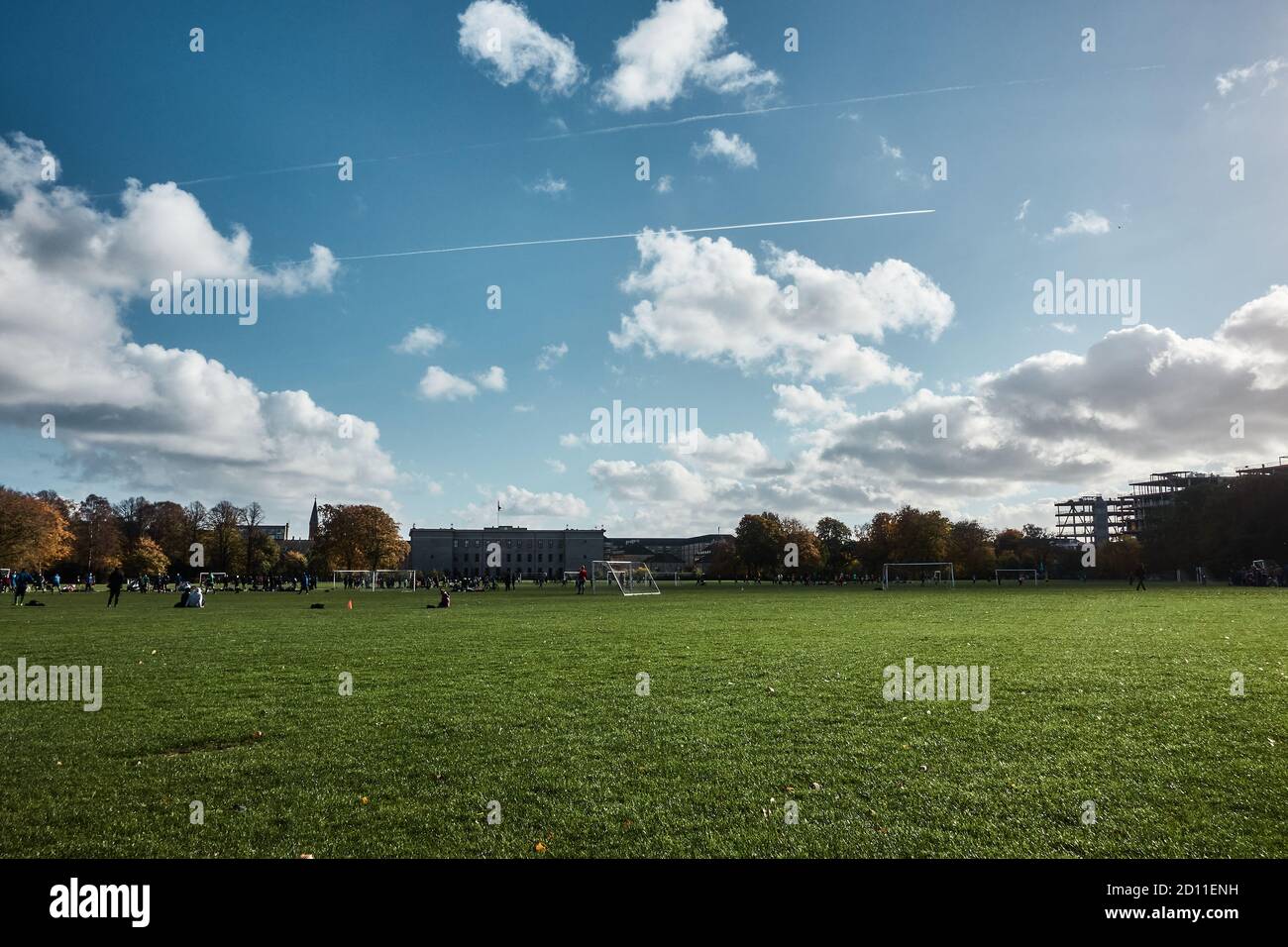 Typisch skandinavisches Alltagsleben in Fælledparken in der Stadt Kopenhagen, Dänemark Stockfoto