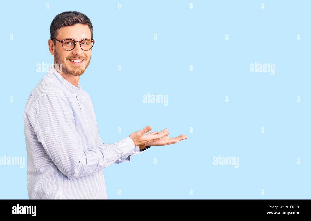 Elegantes Der Mann An Ihrer Seite Ebenbild