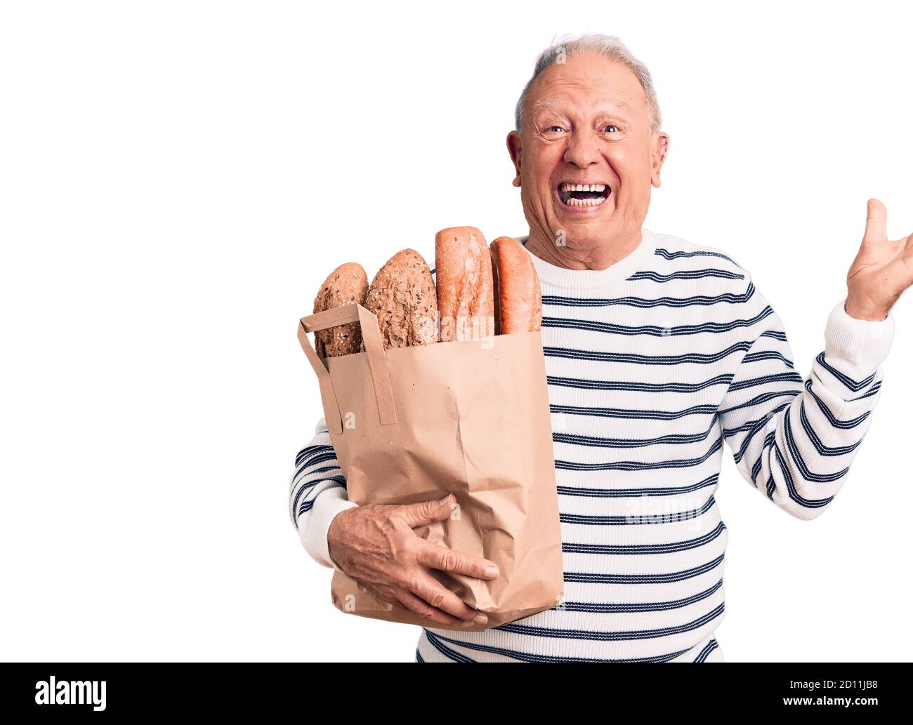 Senior stattlich grauhaarigen Mann hält Papiertüte mit Brot feiern Sieg ...