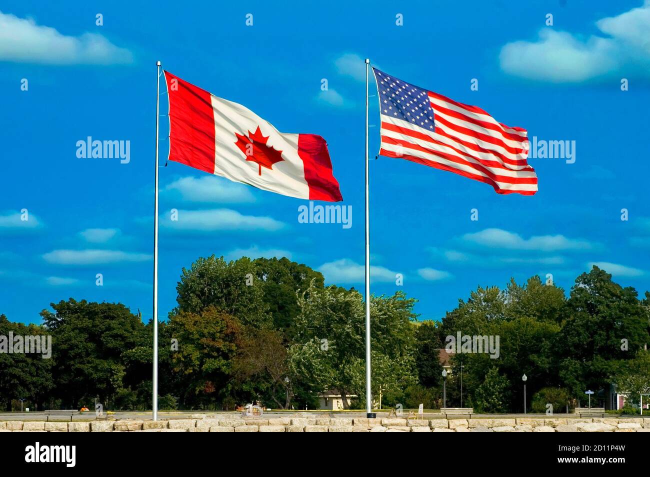 Die amerikanischen und kanadischen Flagge nebeneinander in Port Huron, Michigan und Sarnia, Ontario Kanada Stockfoto