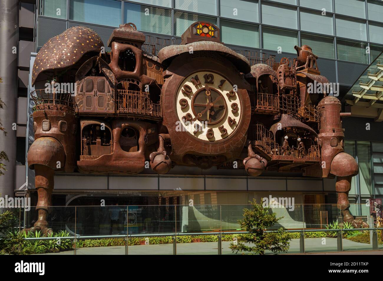 Die Ghibli-Uhr im Shimbashi-Viertel, entworfen vom berühmten japanischen Anime-Regisseur Hayao Miyazaki Stockfoto