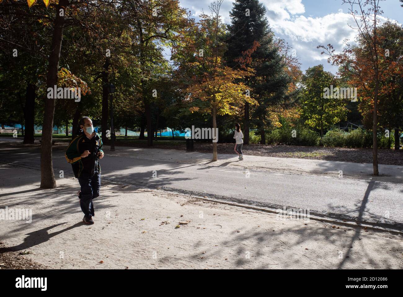 Madrid. Okt. 2020. Am 4. Oktober 2020 joggen die Menschen im Park El Retiro in Madrid, Spanien. Quelle: Meng Dingbo/Xinhua/Alamy Live News Stockfoto