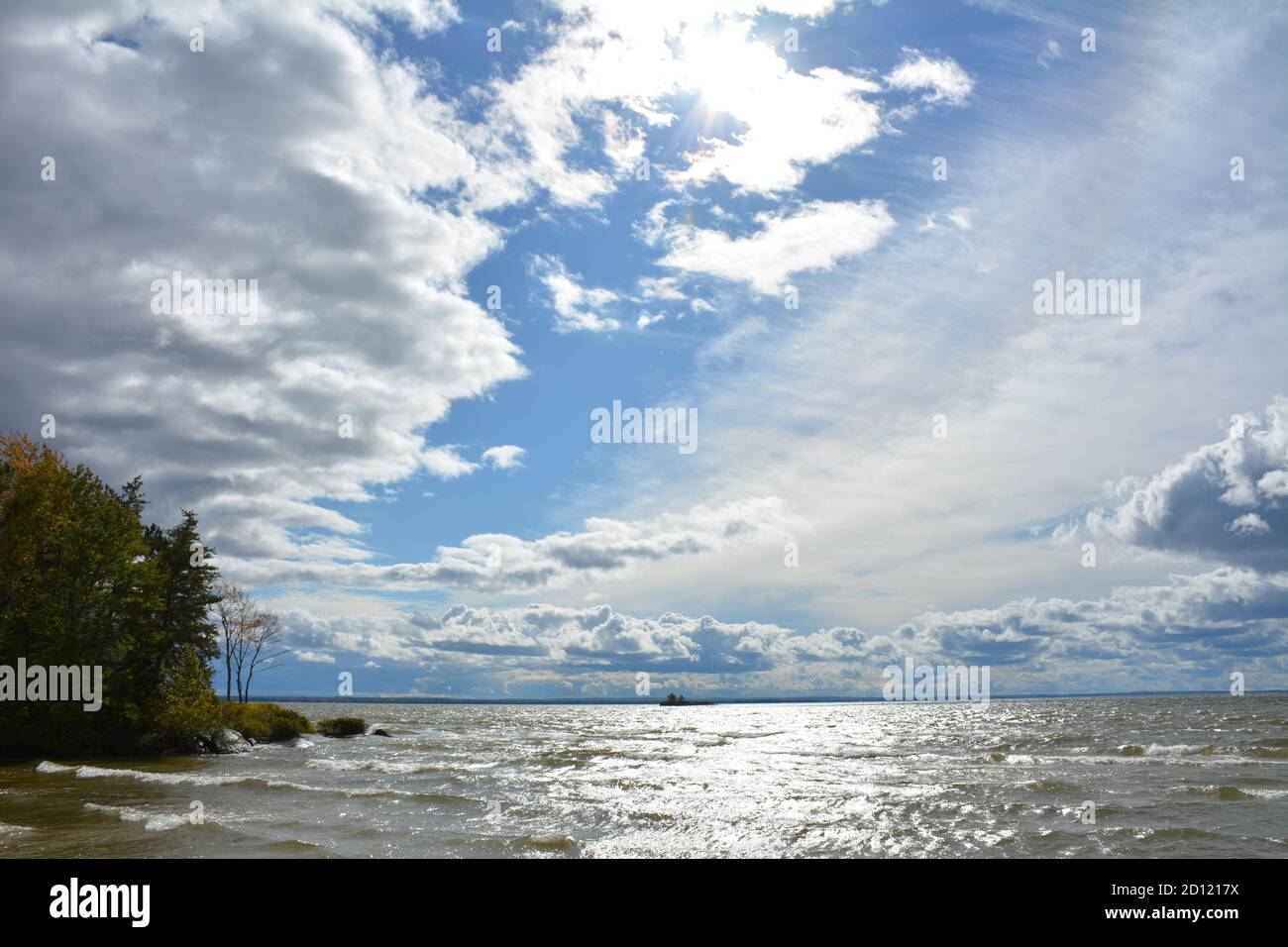 Dunkler Herbsthimmel überm stürmischen Lake Nipissing, Ontario Stockfoto