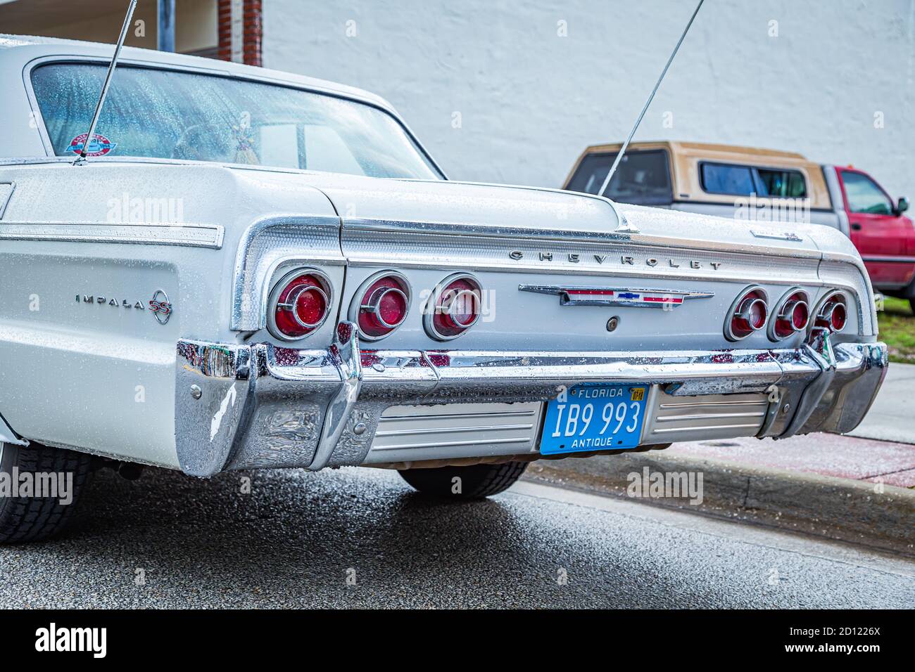 New Smyrna Beach, FL - 12. August 2017: 1964 Chevrolet Impala auf der Canal Street Car Show. Stockfoto