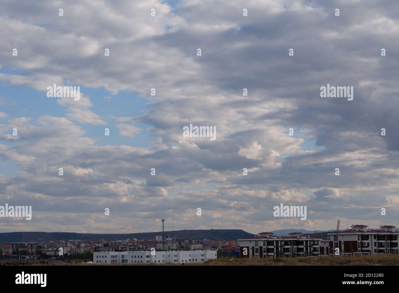 Dunkle Wolken über der Stadt Stockfoto