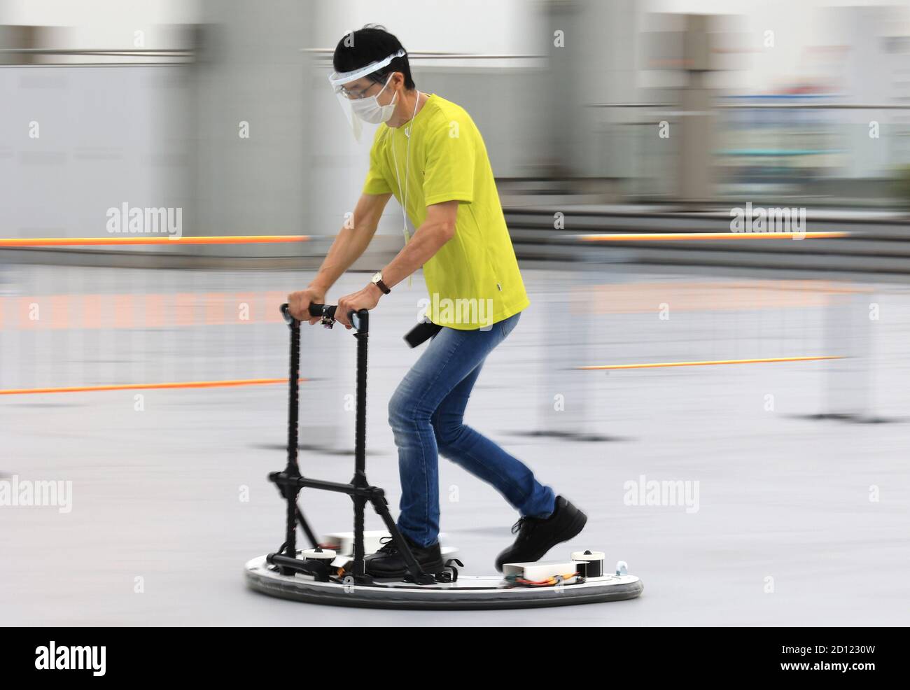 Tokio, Japan. Oktober 2020. Ein Mitglied des Micro Hovercraft Laboratory demonstriert ein handgemachtes Hovercraft auf einem jährlichen DIY Event Makers Faire in Tokio am Samstag, 3. Oktober 2020. Quelle: Yoshio Tsunoda/AFLO/Alamy Live News Stockfoto