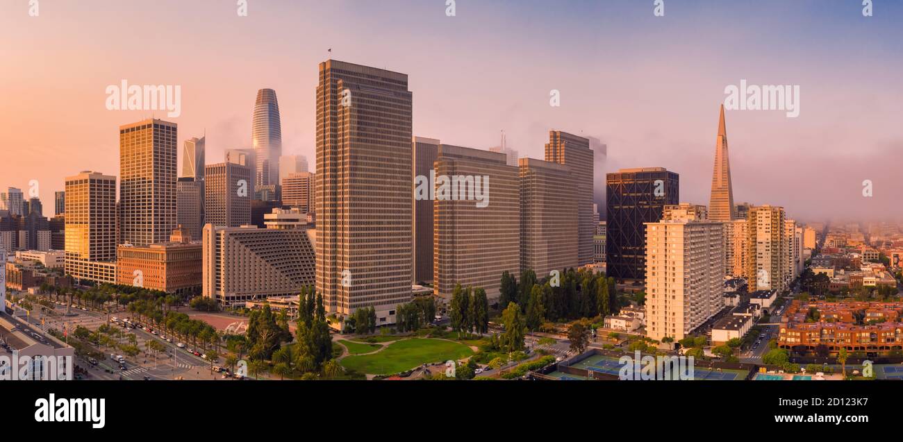 Orangefarbener Dunst über der Skyline von San Francisco von kalifornischen Waldfeuern Stockfoto