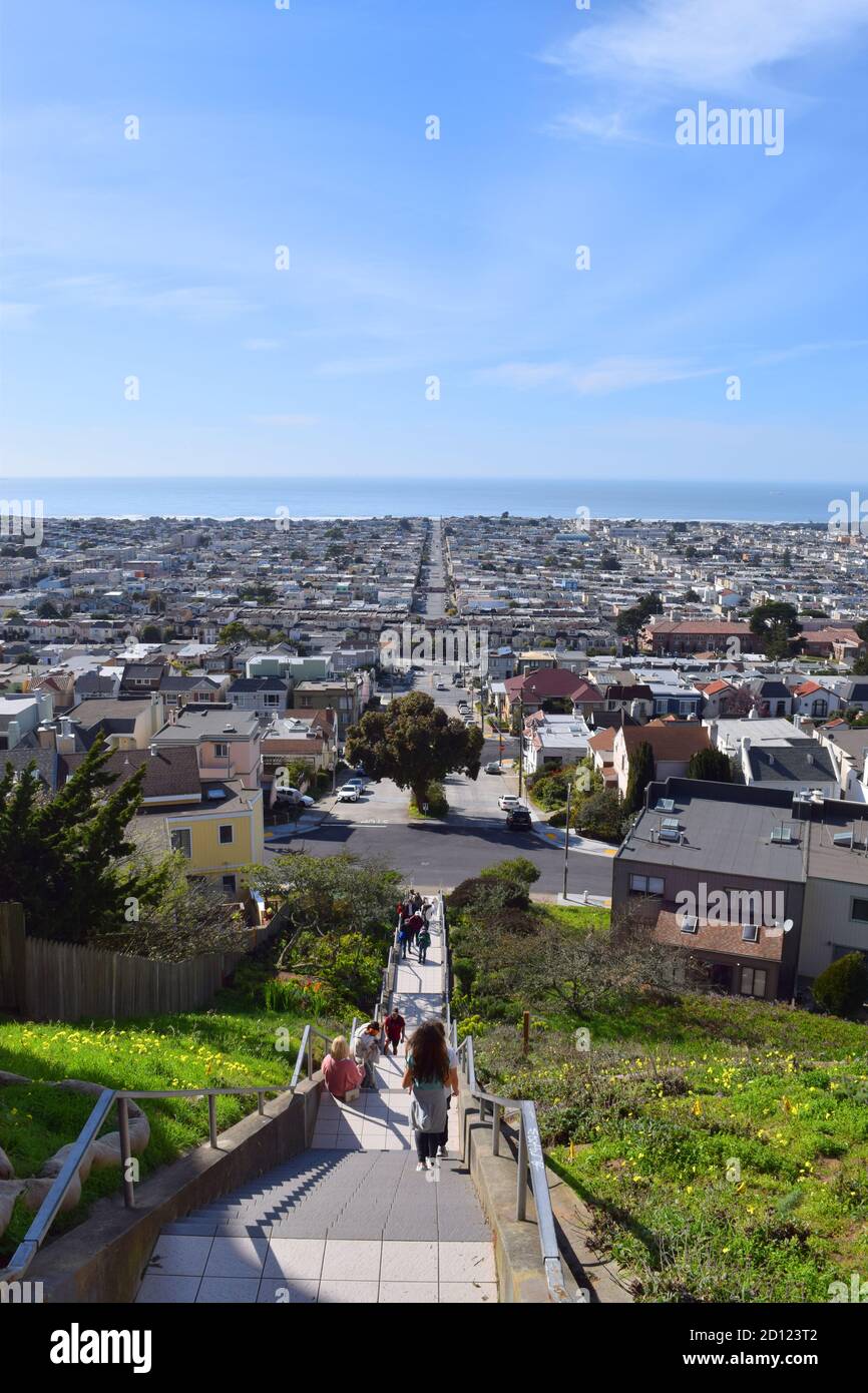 Blick von der Spitze der gekachelten Stufen der 16th Avenue auf die Moraga Street. Stockfoto