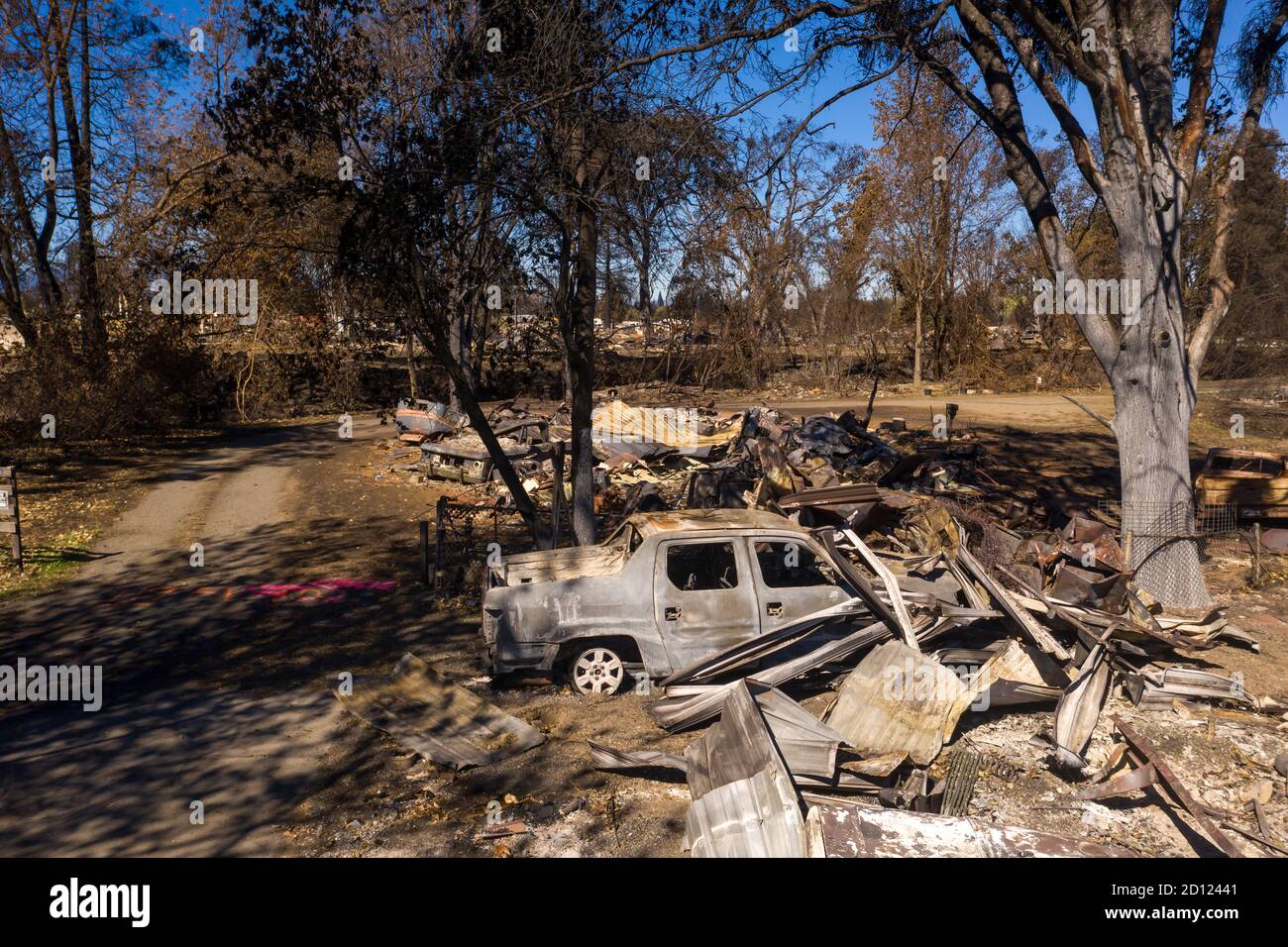 Brennende Häuser und Autos durch Southern Oregon Almeda Feuer verursacht, Nahaufnahme Stockfoto
