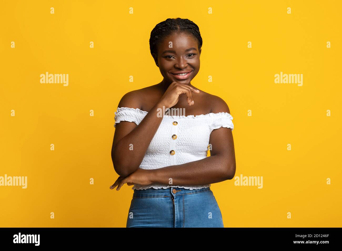Porträt Der Attraktiven Millennial Black Lady Lächelt An Der Kamera, Berühren Chin Stockfoto