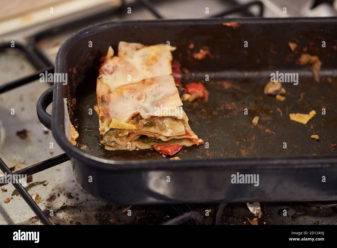 Lasagne übrig in einer schmutzigen Küche Stockfoto