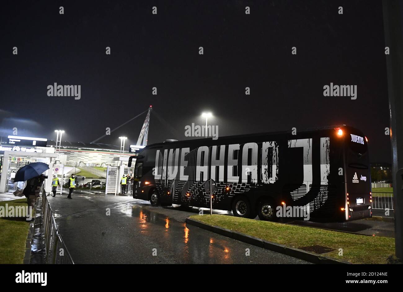 Turin, Italien. Okt. 2020. Der Bus von Juventus kam am 4. Oktober 2020 im Allianz Stadion in Turin an. Die Serie A Fußballspiel zwischen Juventus und Neapel geplant am 4. Oktober 2020 wurde aufgegeben, als der Besuch Napoli-Team nicht zu zeigen, nachdem die Spieler getestet positiv für Coronavirus. Quelle: Alberto Lingria/Xinhua/Alamy Live News Stockfoto