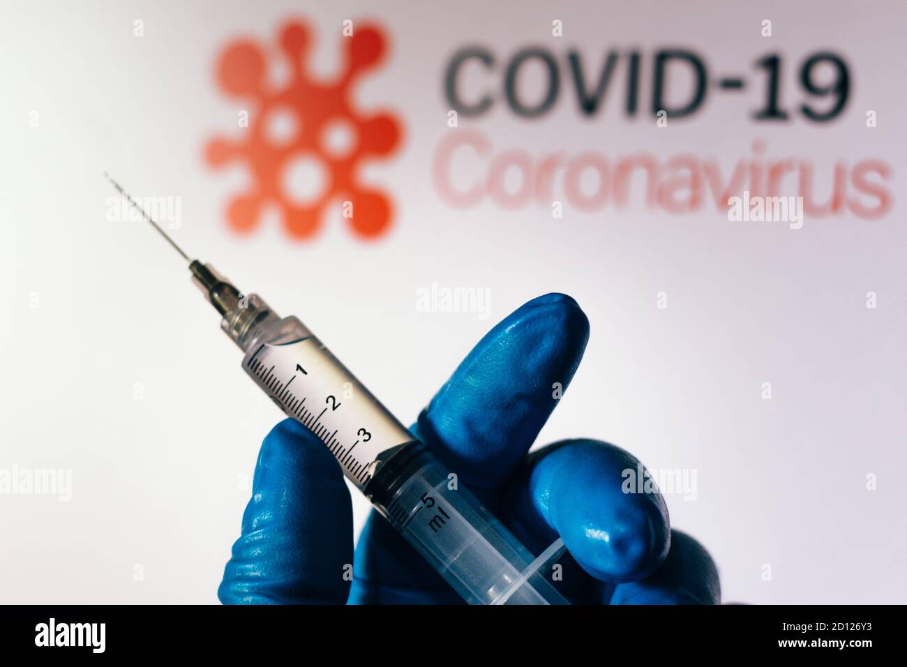 Brasilien. Oktober 2020. In dieser Abbildung ist die medizinische Spritze mit dem Text Covid-19 (Coronavirus) auf einem Bildschirm im Hintergrund angezeigt gesehen Kredit: SOPA Images Limited/Alamy Live News Stockfoto