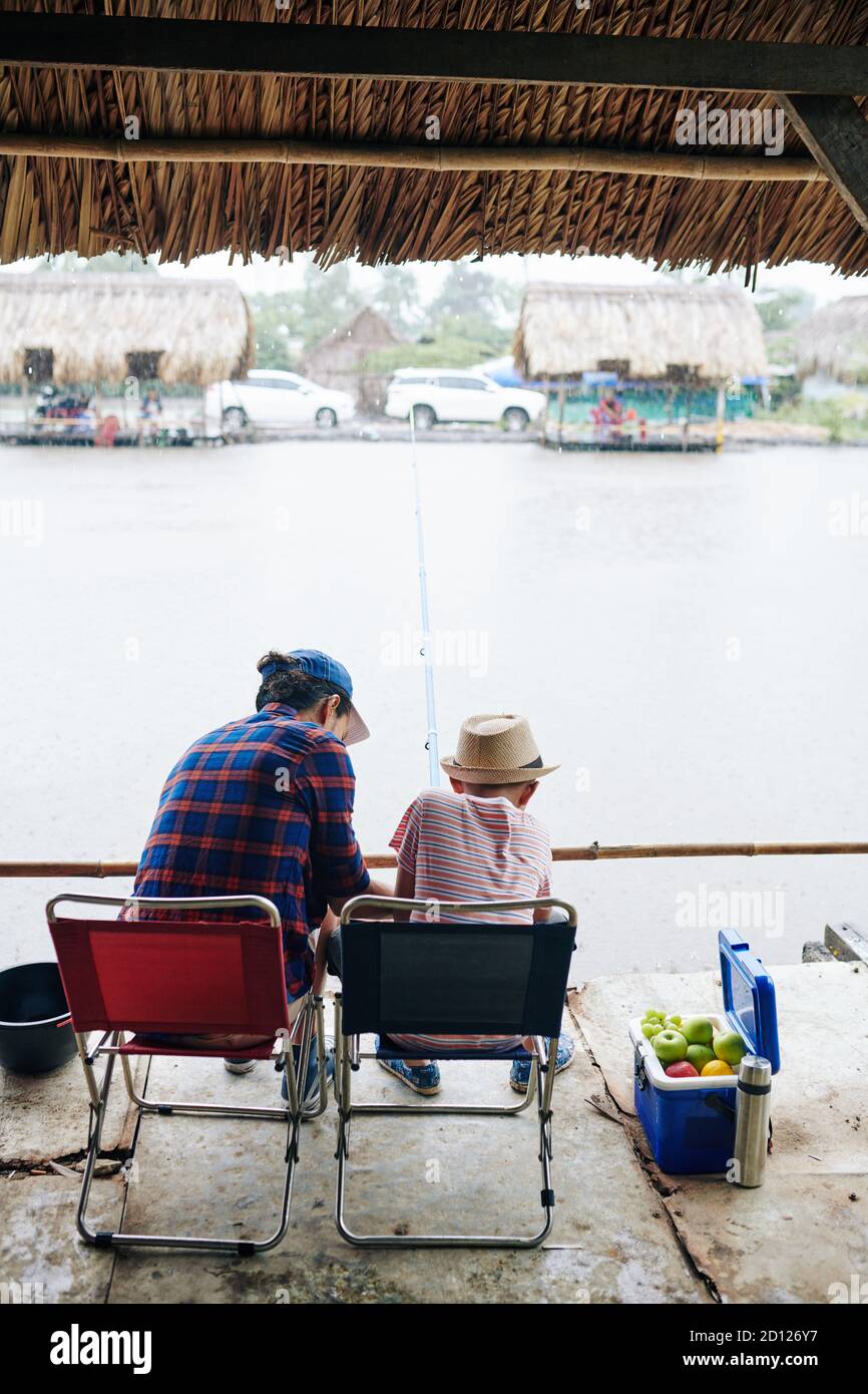 Seinen Sohn beim Fischen unterrichten Stockfoto