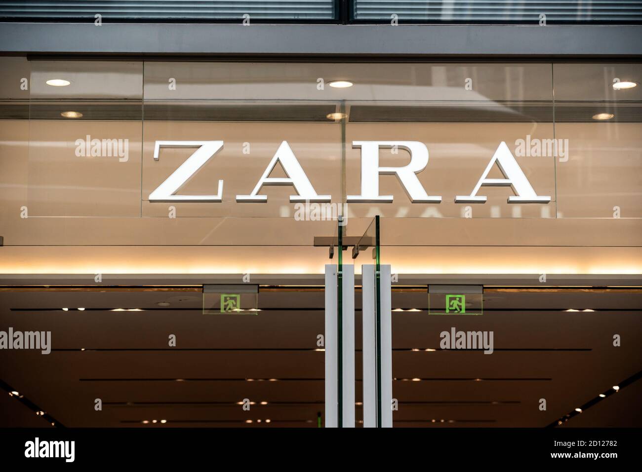 Spanischer Modehändler, Zara-Logo in Shenzhen. Stockfoto