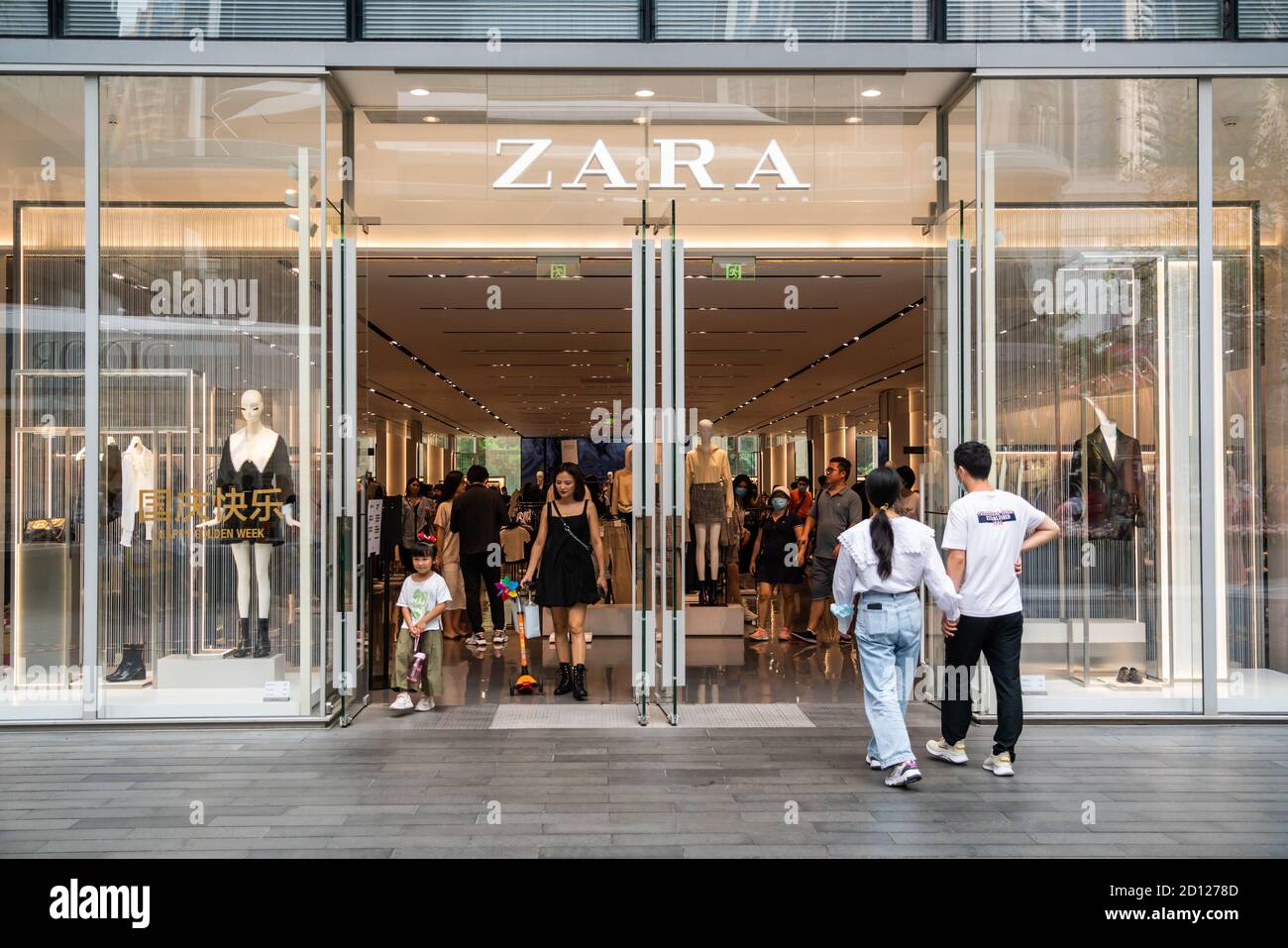 Die Kunden sind im spanischen Mode-Einzelhändler Zara Store zu sehen. Stockfoto