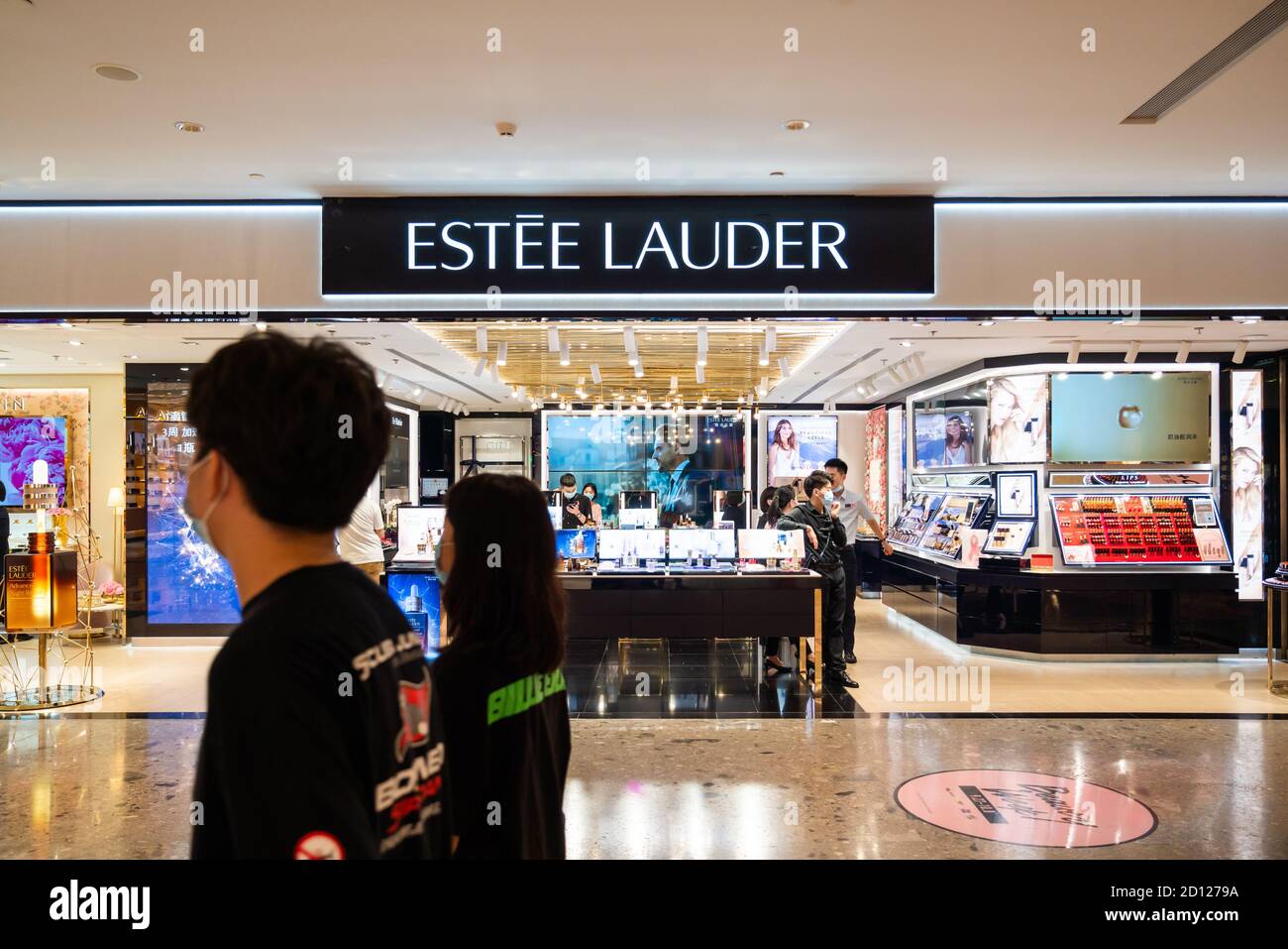 Fußgänger gehen an einem amerikanischen multinationalen Körperpflege- und Make-up-Produkte Unternehmen Estee Lauder Geschäft in Shenzhen vorbei. Stockfoto