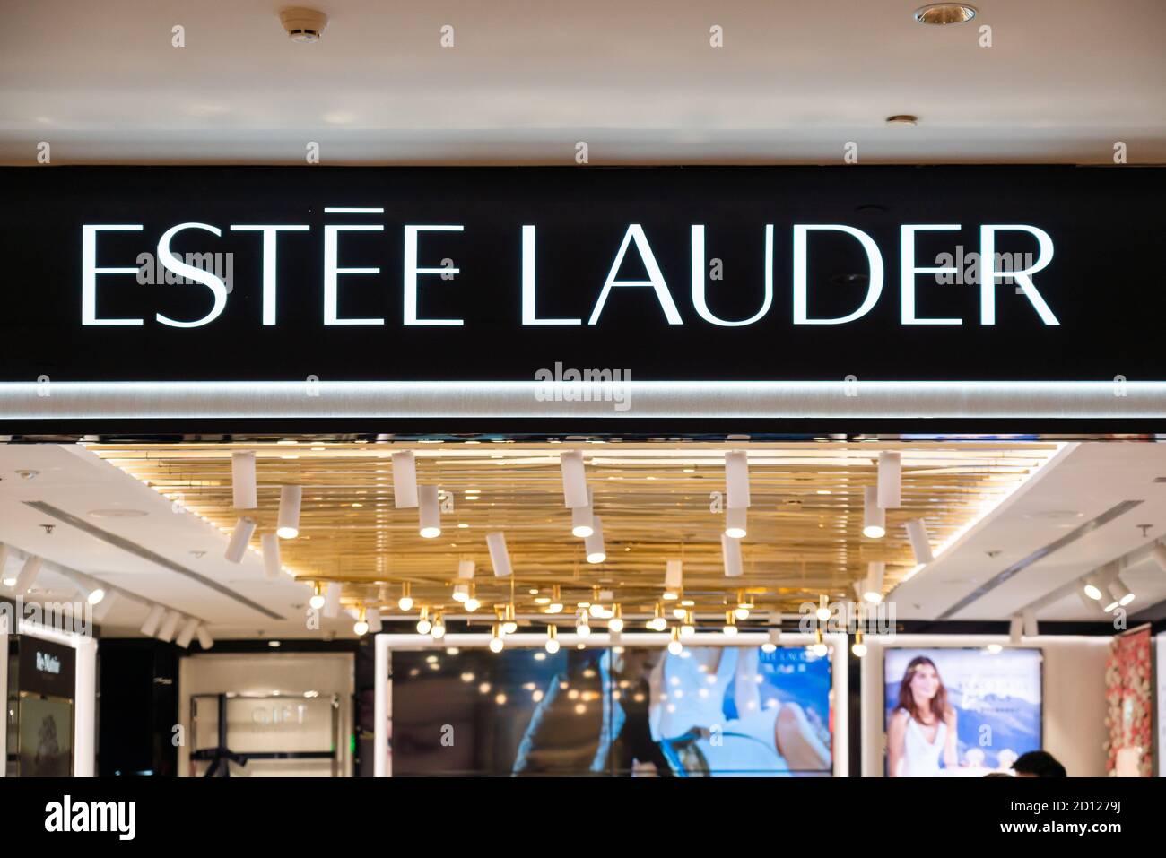 Amerikanische multinationale Körperpflege-und Make-up-Produkte Corporation Estee Lauder Store und Logo in Shenzhen gesehen. Stockfoto