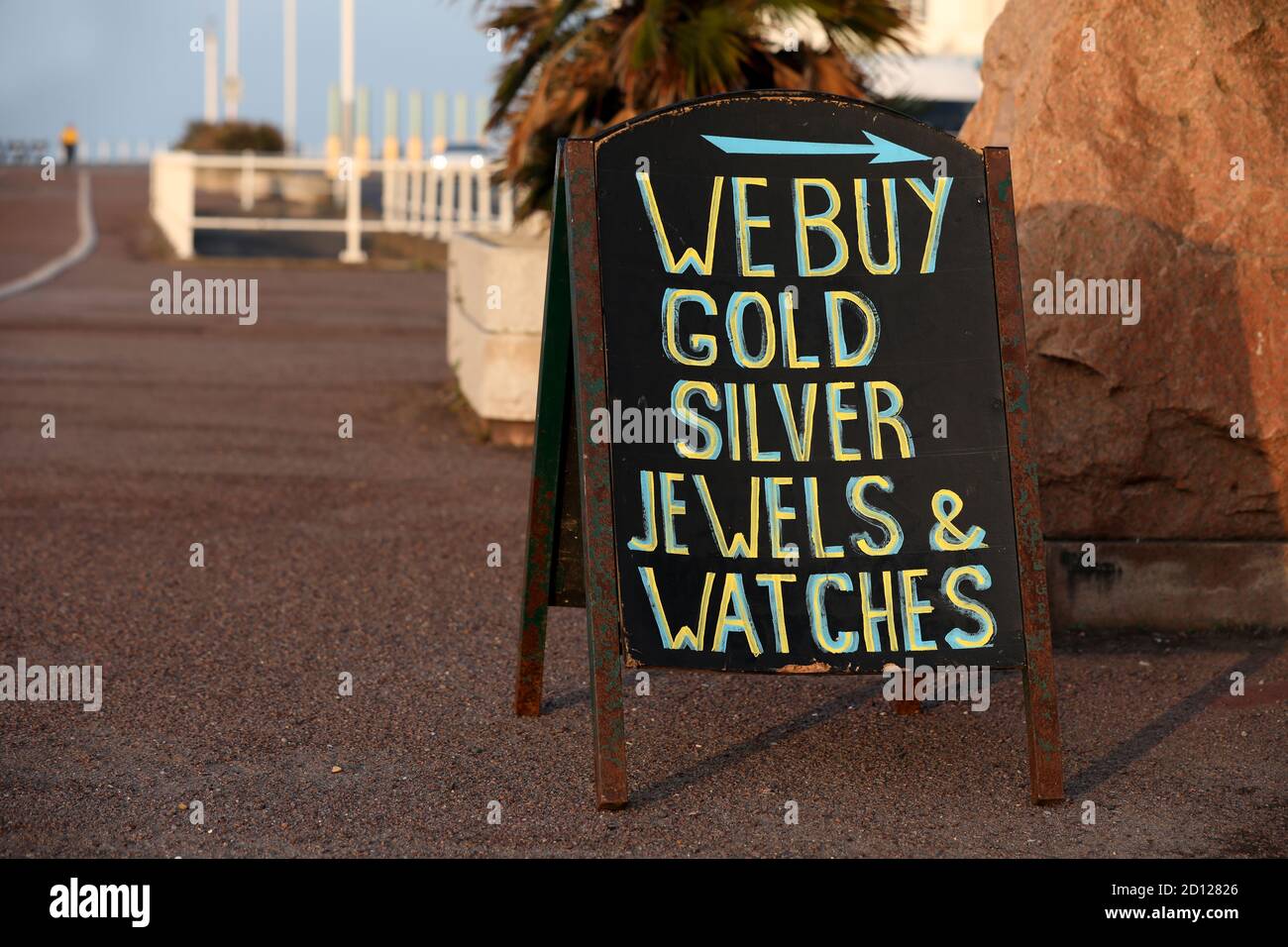 Wir kaufen Goldschild in Hastings, East Sussex, Großbritannien. Stockfoto
