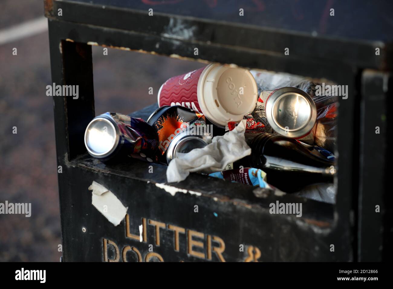 Überlaufendes Abfalleimer in Hastings, East Sussex, Großbritannien. Stockfoto