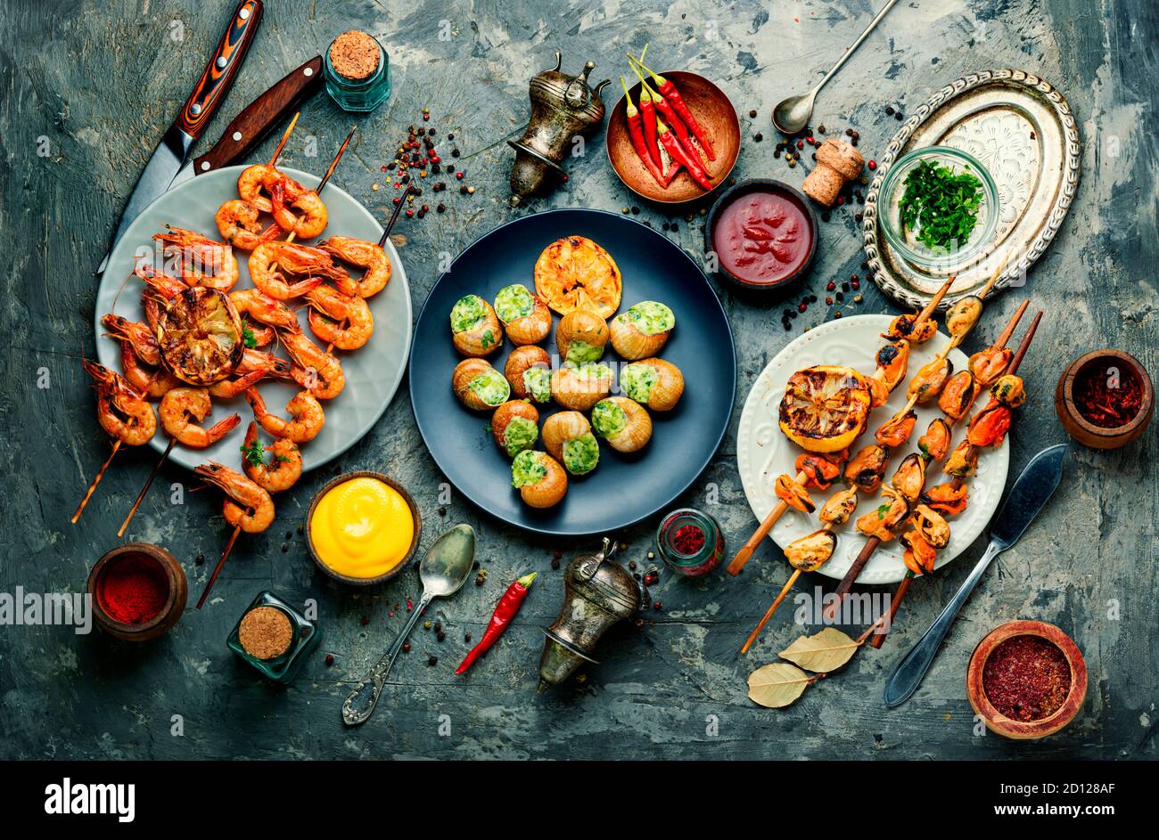 Gegrillte Garnelen und Muscheln auf Holzstäbchen Stockfoto