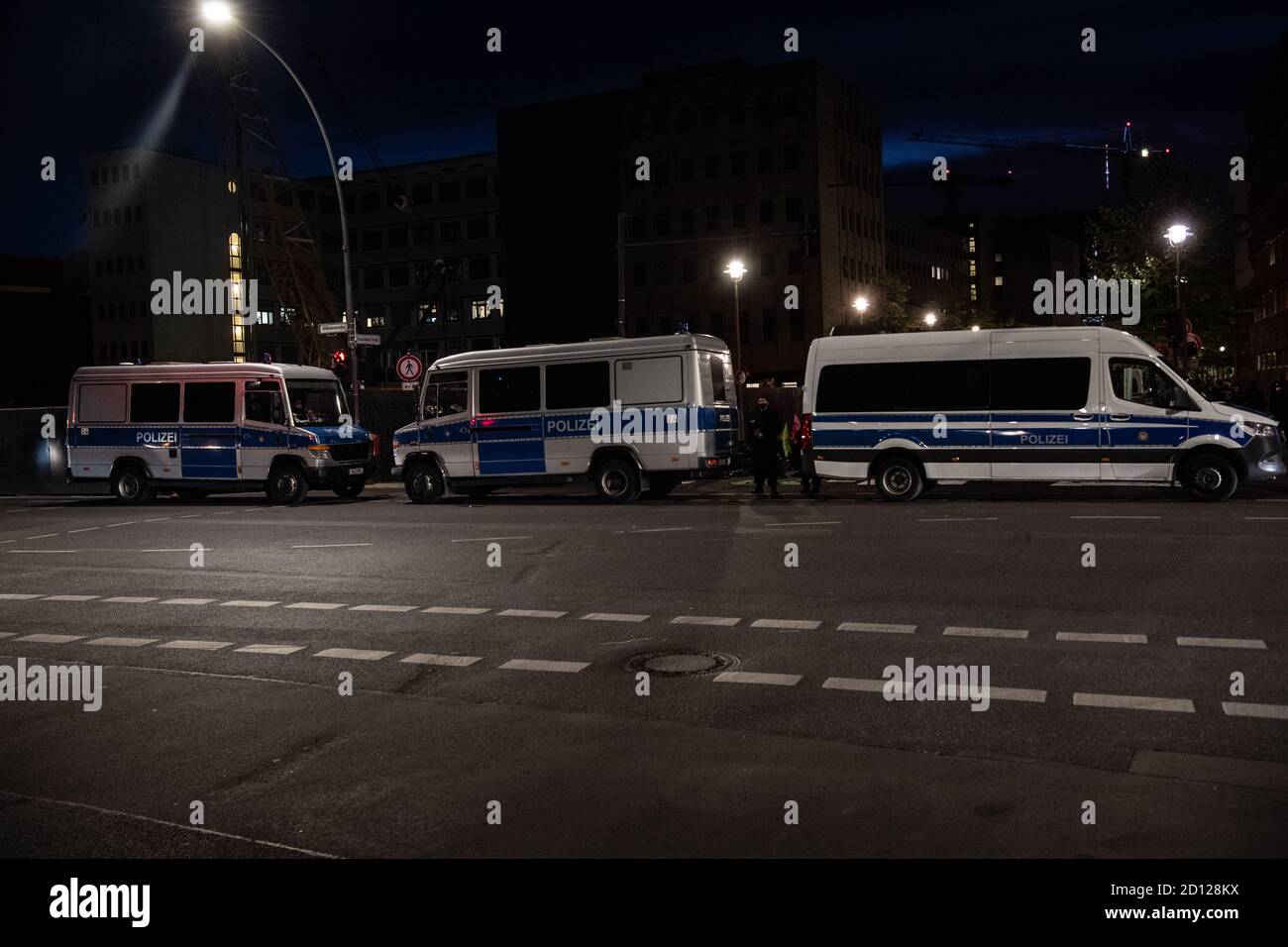 05. Oktober 2020, Berlin: Polizeifahrzeuge stehen vor dem Bundeslandwirtschaftsministerium, wo Umweltaktivisten des Extinction Rebellion (XR) sitzen, und kritisieren die Tierindustrie als Klimakiller mit Gesängen und auf Transparenten. Die Blockade ist der Beginn mehrerer Tage von Aktionen und Protesten von Extinction Rebellion. Foto: Paul Zinken/dpa Stockfoto