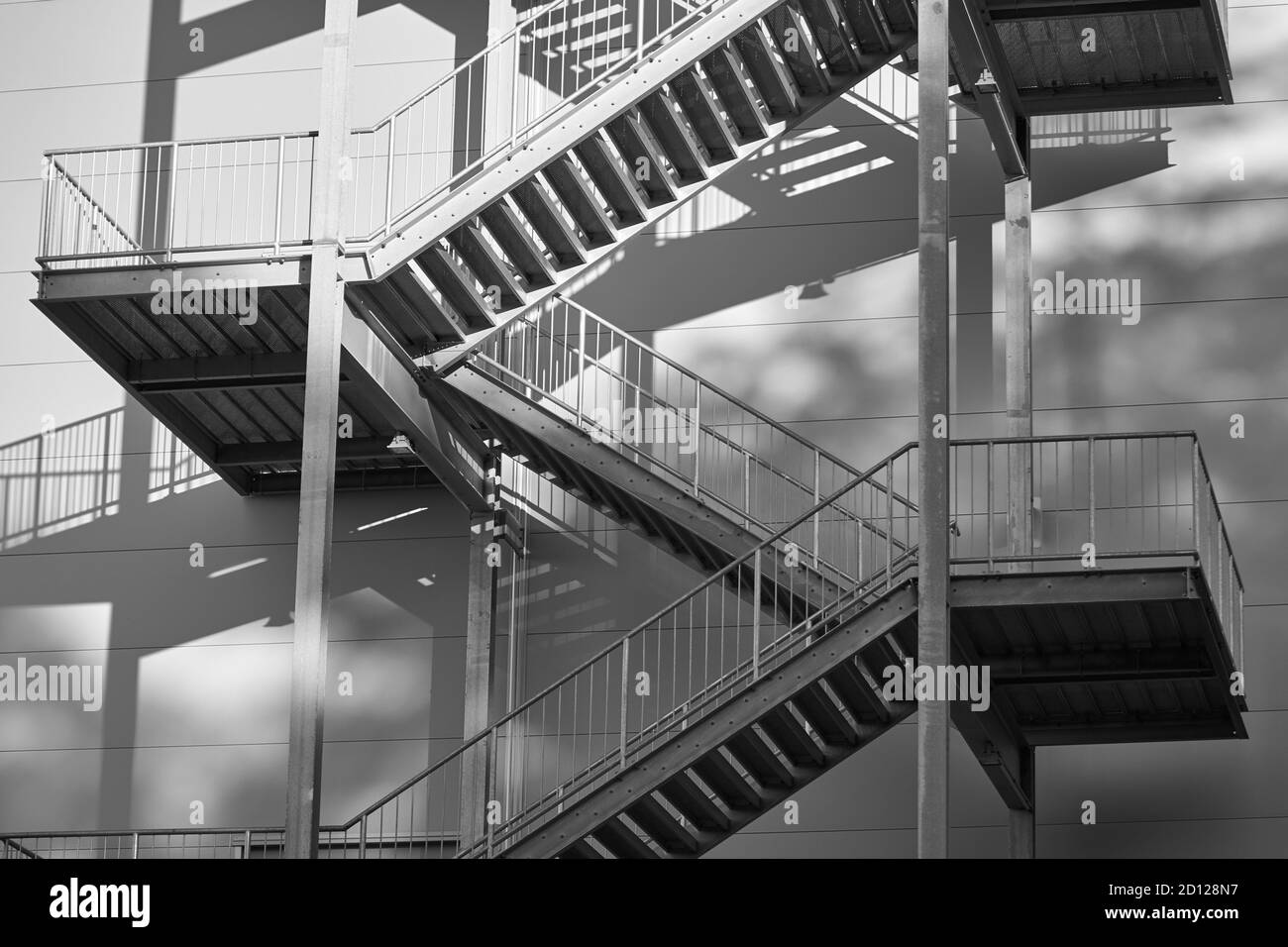 Eiserne Treppe für Feuertreppe außerhalb eines Industriegebäudes Stockfoto