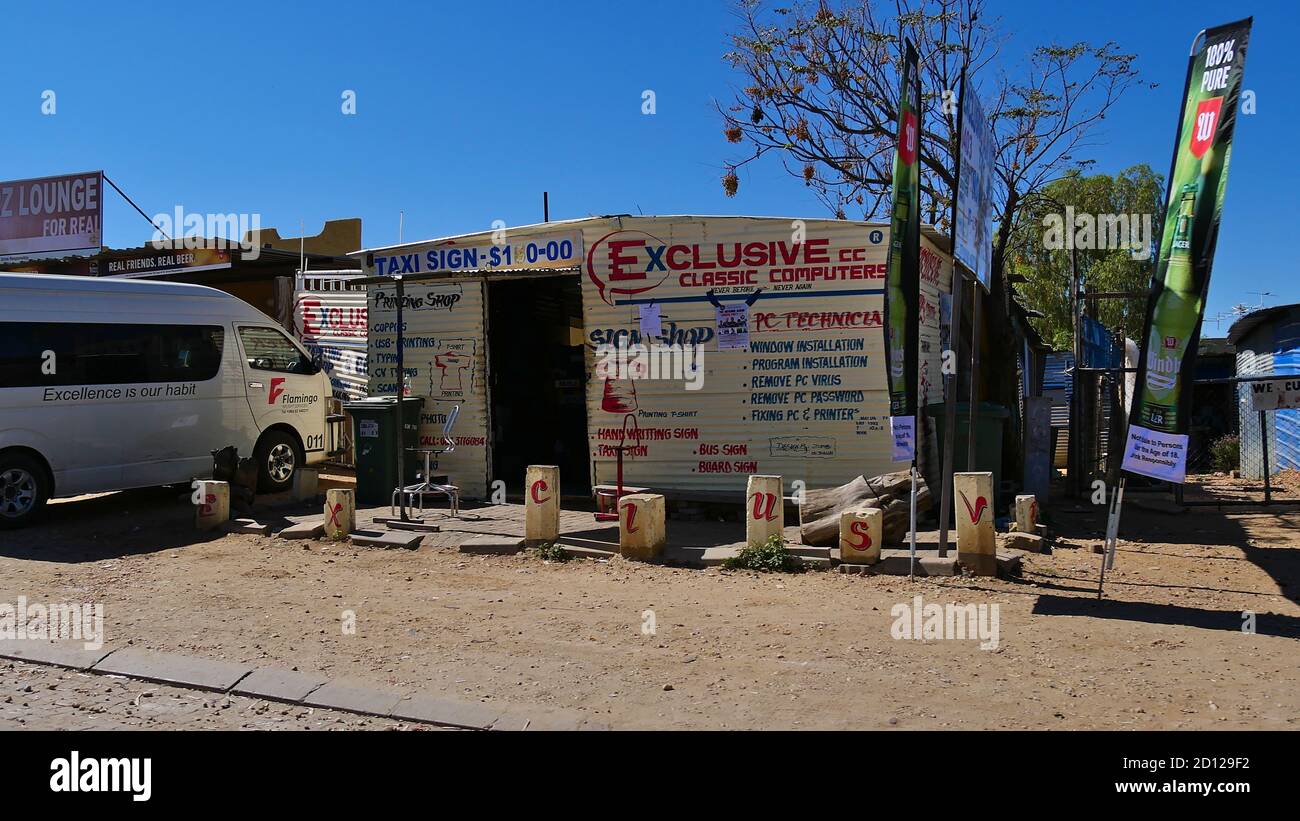 Windhoek, Namibia - 05/05/2018: Kleiner Laden namens 'Exclusive' (z.B. Schilderdruck, Computerdienste) in der Wellblechhütte in der Gemeinde Katutura. Stockfoto