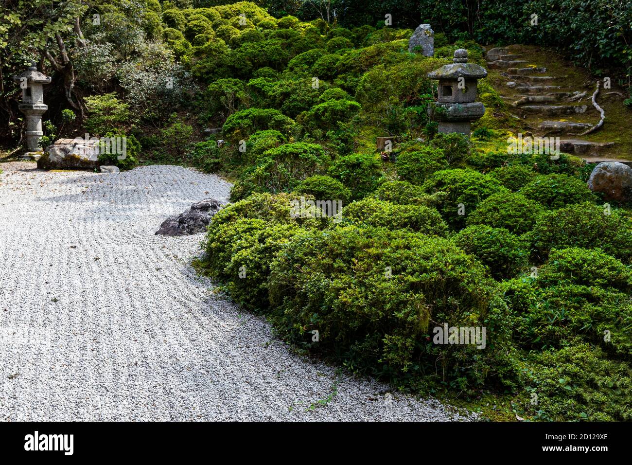 Der Konpuku-ji Garten besteht aus zwei Teilen, dem unteren Tempel und dem Basho-an höher den Hügel hinauf. Der Zen-Garten des Tempels ist ein klassischer Steingarten mit m Stockfoto