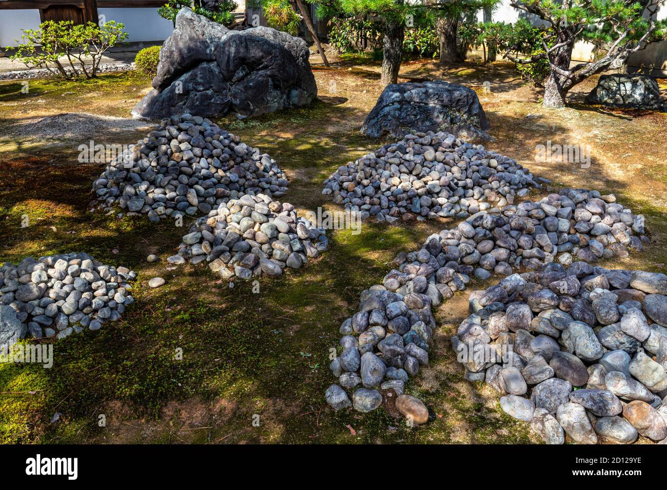 Saionji Temple Garden besteht aus ungewöhnlichen Hügeln von großen Steinen in seinem Innenhof angeordnet. Diese Steinhügel sind von Erde und Mo umgeben Stockfoto