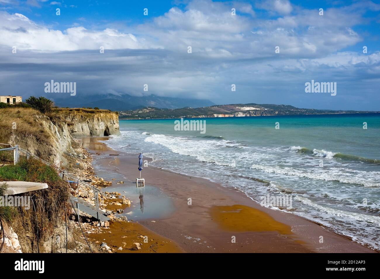 Lixouri, Griechenland. September 2020. Blick über den Strand Xi mit Sonnenschirm im Süden der Halbinsel Paliki in Kefalonia am Ionischen Meer mit Sturmschäden am Strand. Ein sogenannter Medicane, ein mediterraner Hurrikan und ein weiterer Sturm über der nördlichen Ägäis verursachten in der Nacht 20.09.2020 schwere Schäden und Zerstörungen. Der Sturm über dem Ionischen Meer hatte Windgeschwindigkeiten von über 100 Stundenkilometern. Quelle: Jens Kalaene/dpa-Zentralbild/ZB/dpa/Alamy Live News Stockfoto