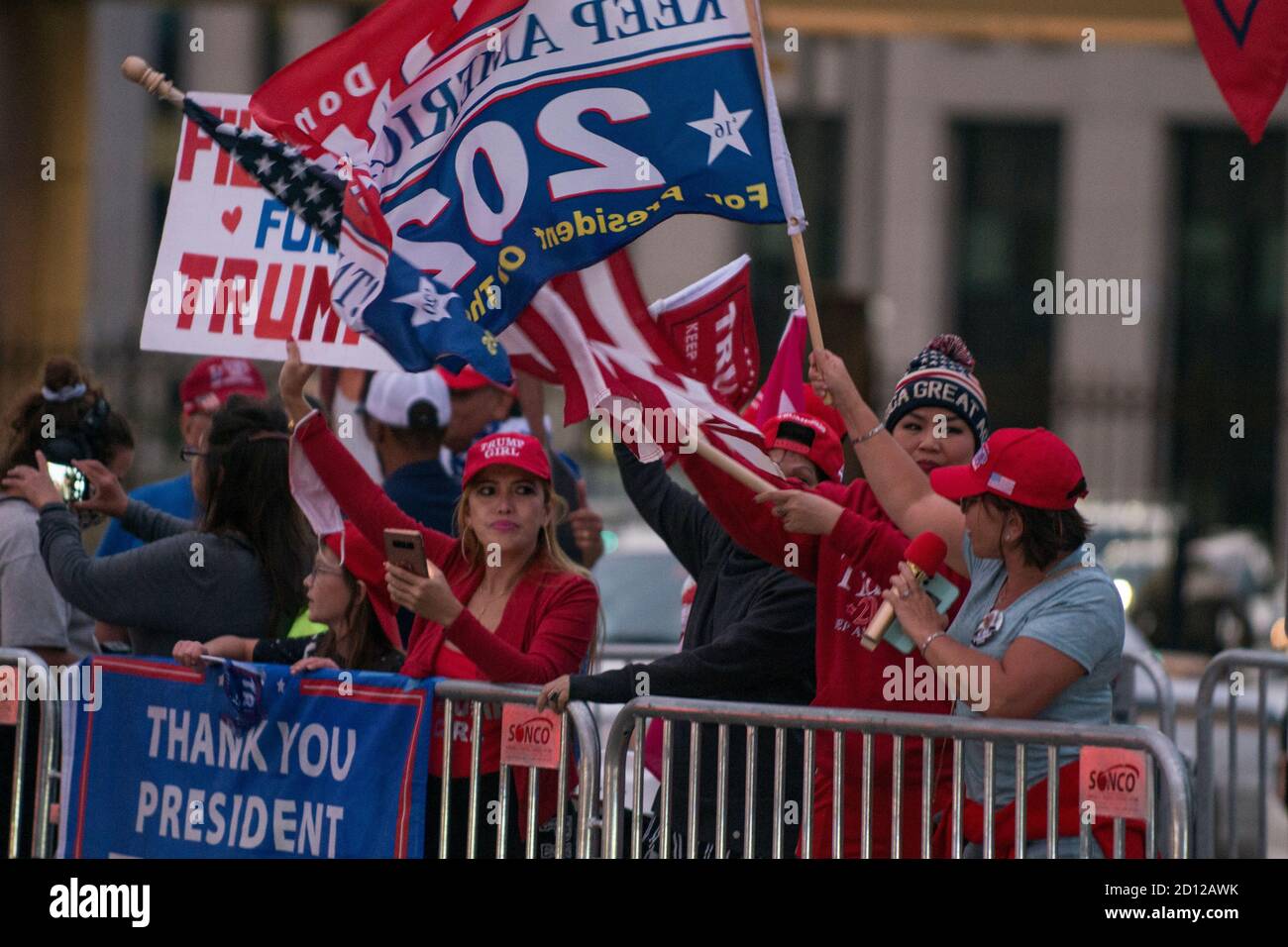 Trump Supporters Rallye im Walter Reed Military Medical Center in Bethesda Maryland, wo US-Präsident Donald Trump behandelt wird Covid 19 Stockfoto