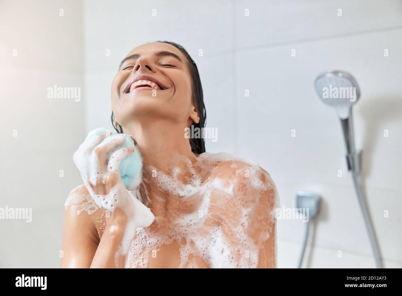 Heiße Brünette Macht Eine Dusche Für Ihr Körper Heiße Brünette Macht Eine Dusche Für Ihr Körper