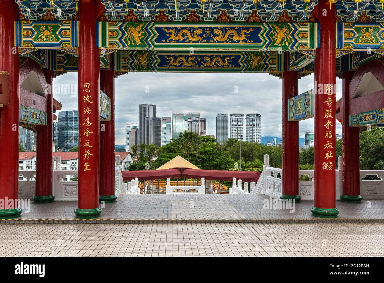 Kuala Lumpur, Malaysia - 2. Dezember 2019: Stadtbild vom Than Hou Tempel, einem chinesischen Tempel in Kuala Lumpur, Malaysia. Blick auf die Stadt auf das Bürogebäude des Hauptquartiers Stockfoto