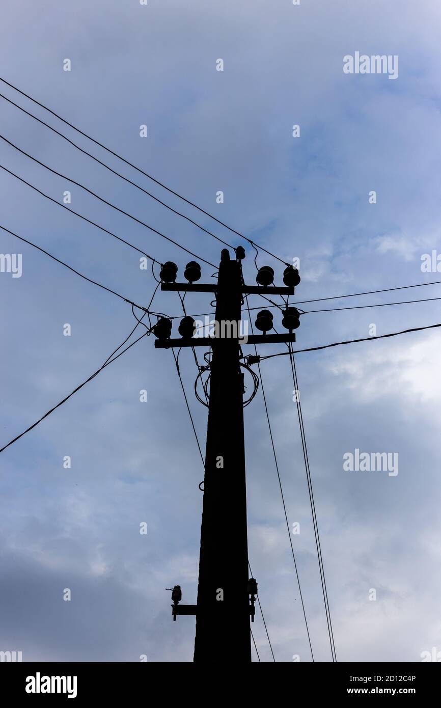 Elektrische Pole und Drähte gegen den Himmel Stockfoto