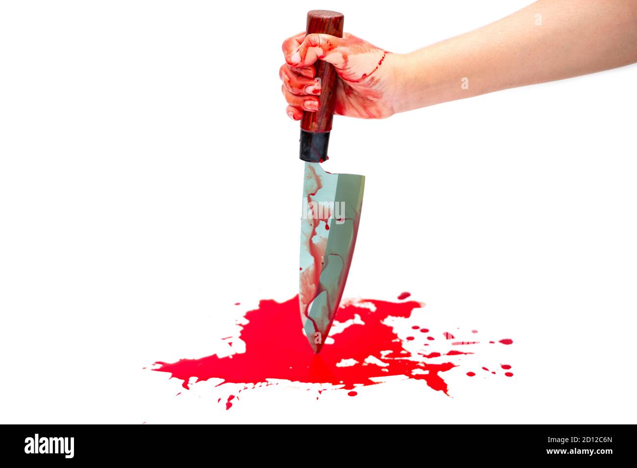 Messer blutig in Damenhand auf weißem Hintergrund, Social Violence Halloween Konzept Stockfoto
