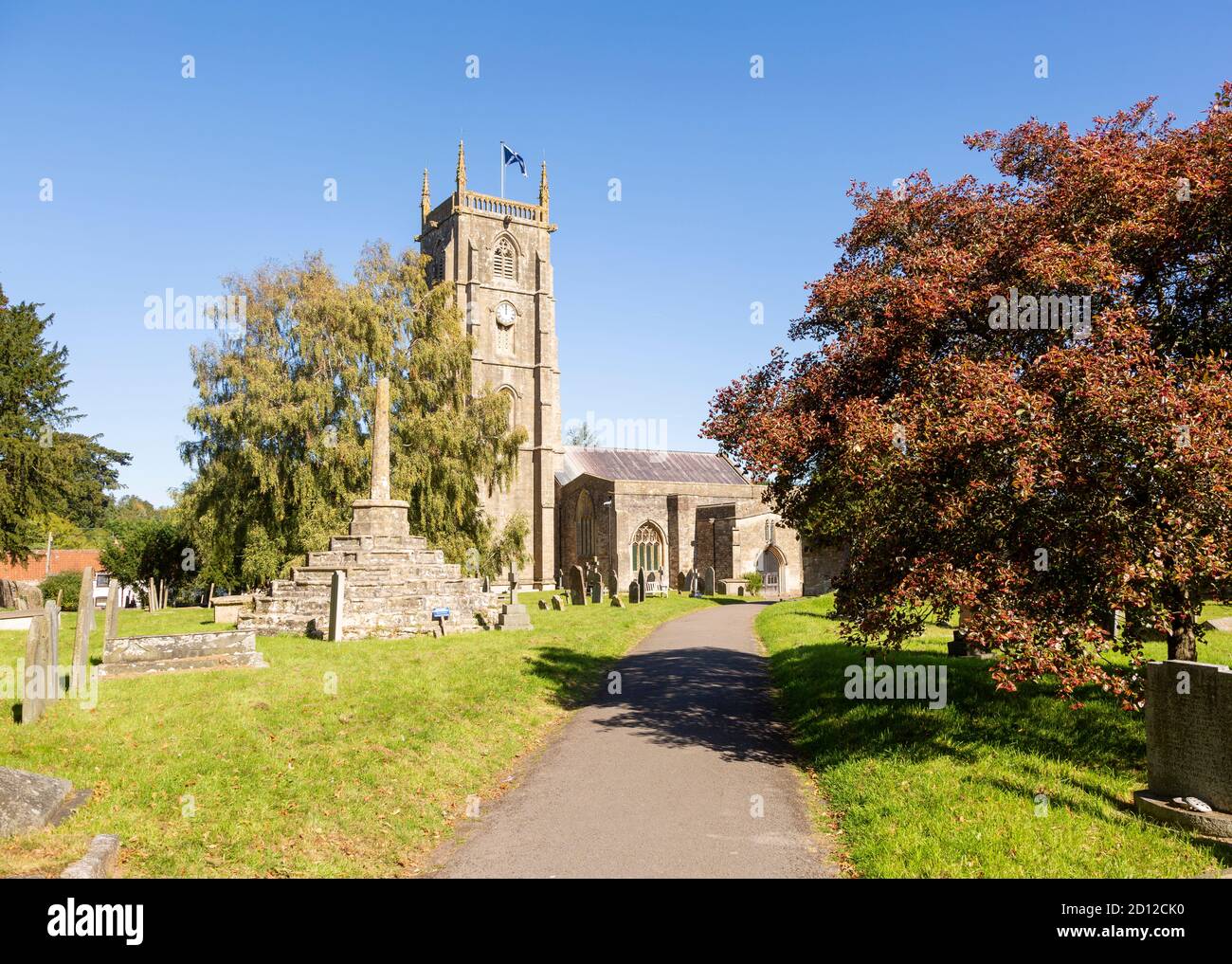 Kirche von Saint Andrew und mittelalterlichen Kirchhof stehend Kreuz, Chew Magna, Somerset, England, Großbritannien Stockfoto