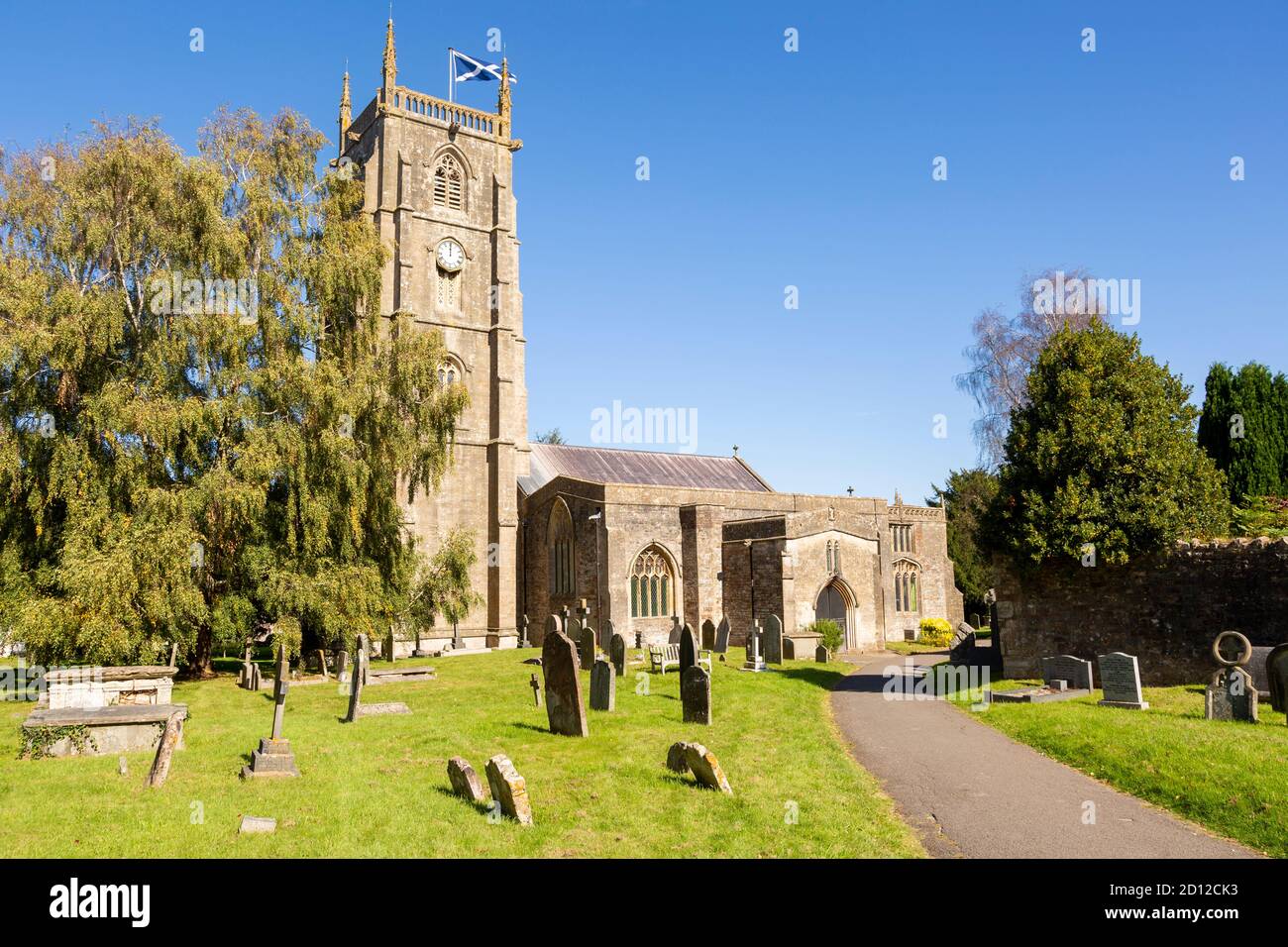 Kirche von Saint Andrew und Grabsteine in Kirchhof, Chew Magna, Somerset, England, Großbritannien Stockfoto