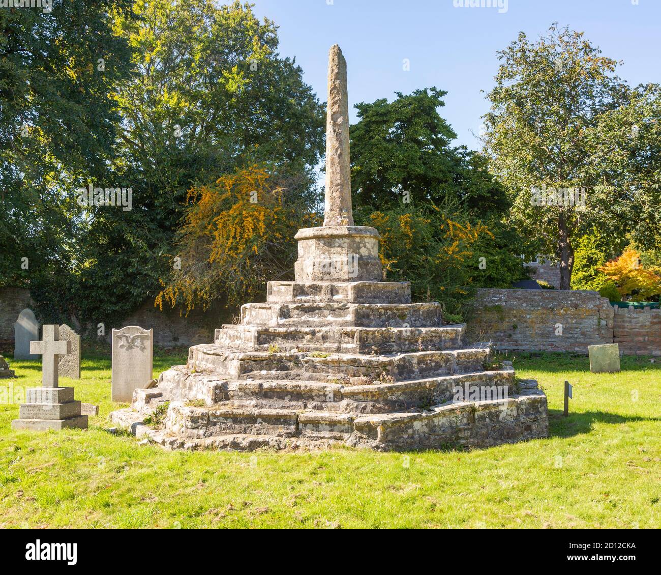 Mittelalterlicher Kirchhof stehend Kreuz und alte Grabsteine, Chew Magna, Somerset, England, Großbritannien Stockfoto