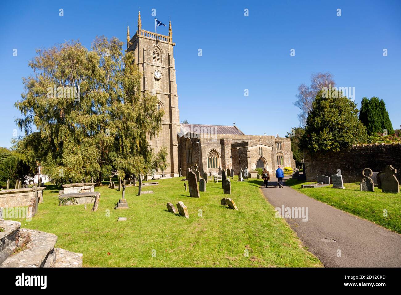Kirche von Saint Andrew und Grabsteine in Kirchhof, Chew Magna, Somerset, England, Großbritannien Stockfoto