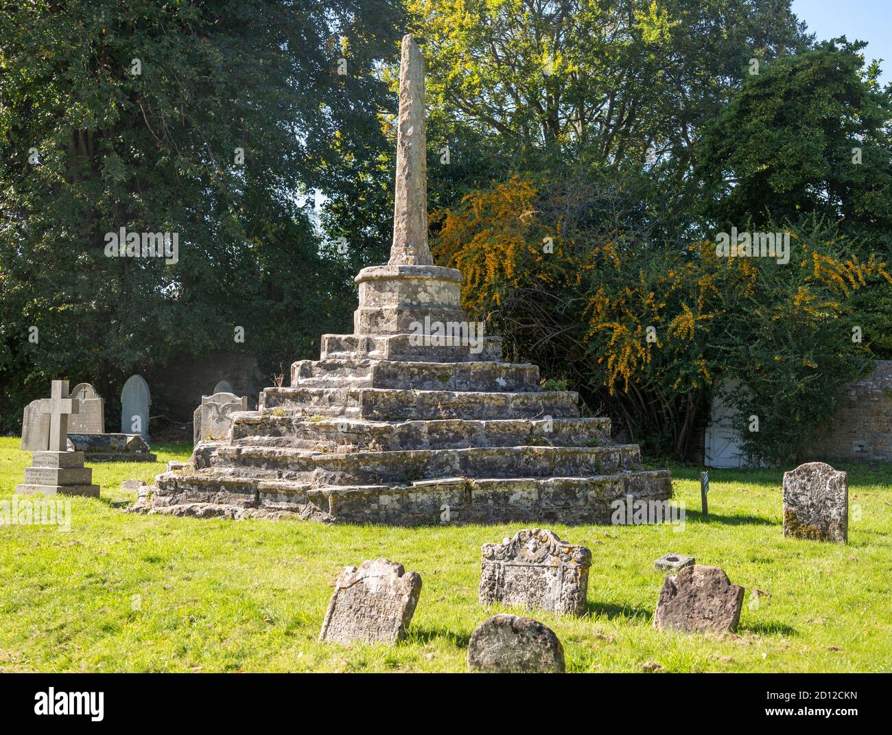 Mittelalterlicher Kirchhof stehend Kreuz und alte Grabsteine, Chew Magna, Somerset, England, Großbritannien Stockfoto