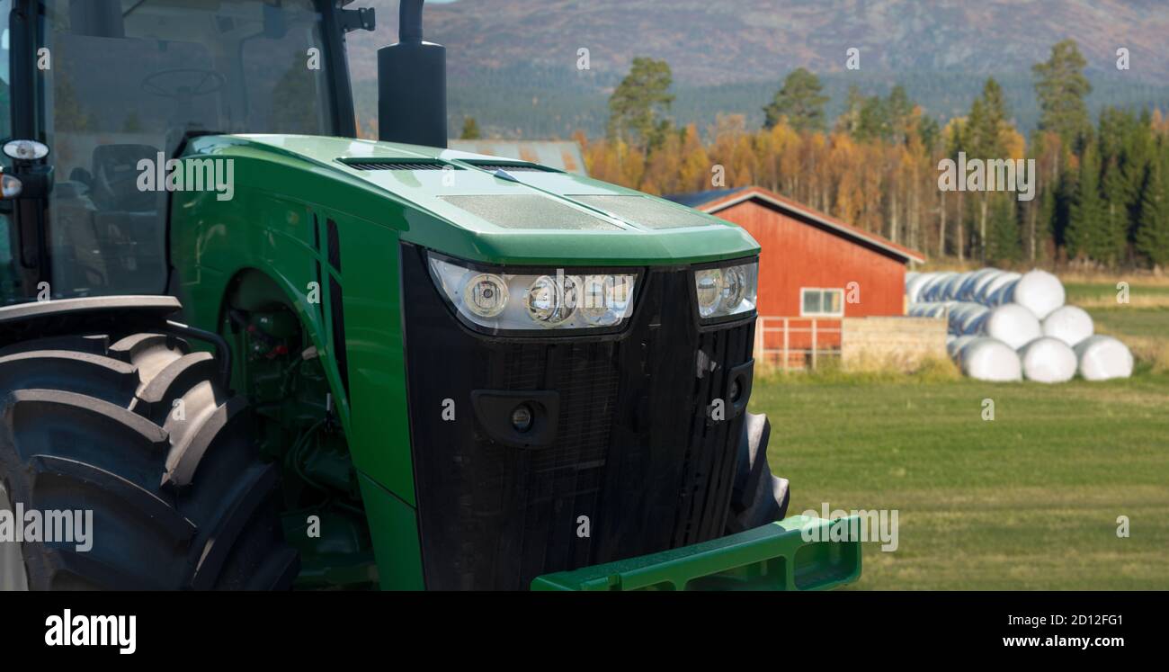 Roter Traktor auf einem landwirtschaftlichen Feld Stockfoto