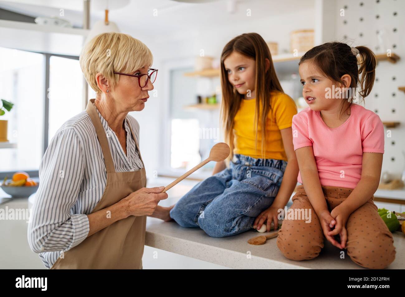 Großmutter schimpft ihre Enkelkinder Mädchen. Familie, Bestrafung, Disziplin Konzept Stockfoto