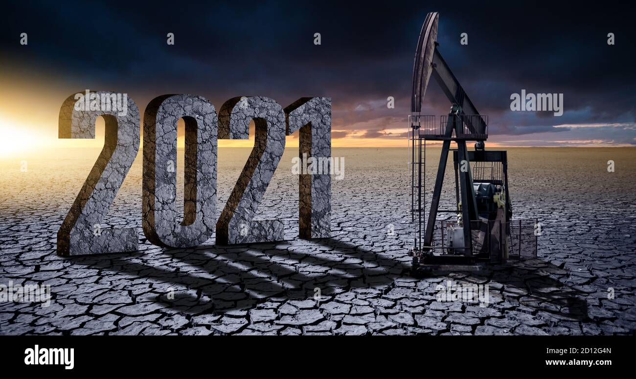 Ölbohrinsel in der Wüste mit Abbildungen 2021 auf einem Hintergrund eines dramatischen Himmels. Symbol der Krise in der Ölindustrie Stockfoto