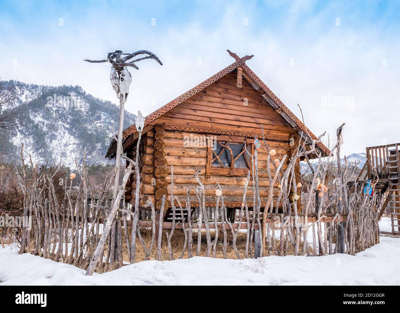 CHEPOSH DORF, BERG ALTAI, RUSSLAND - 03. MÄRZ 2018: Holzhaus ähnelt einer Hütte auf Hähnchenbeinen aus Volksgeschichten über Baba Yaga Stockfoto