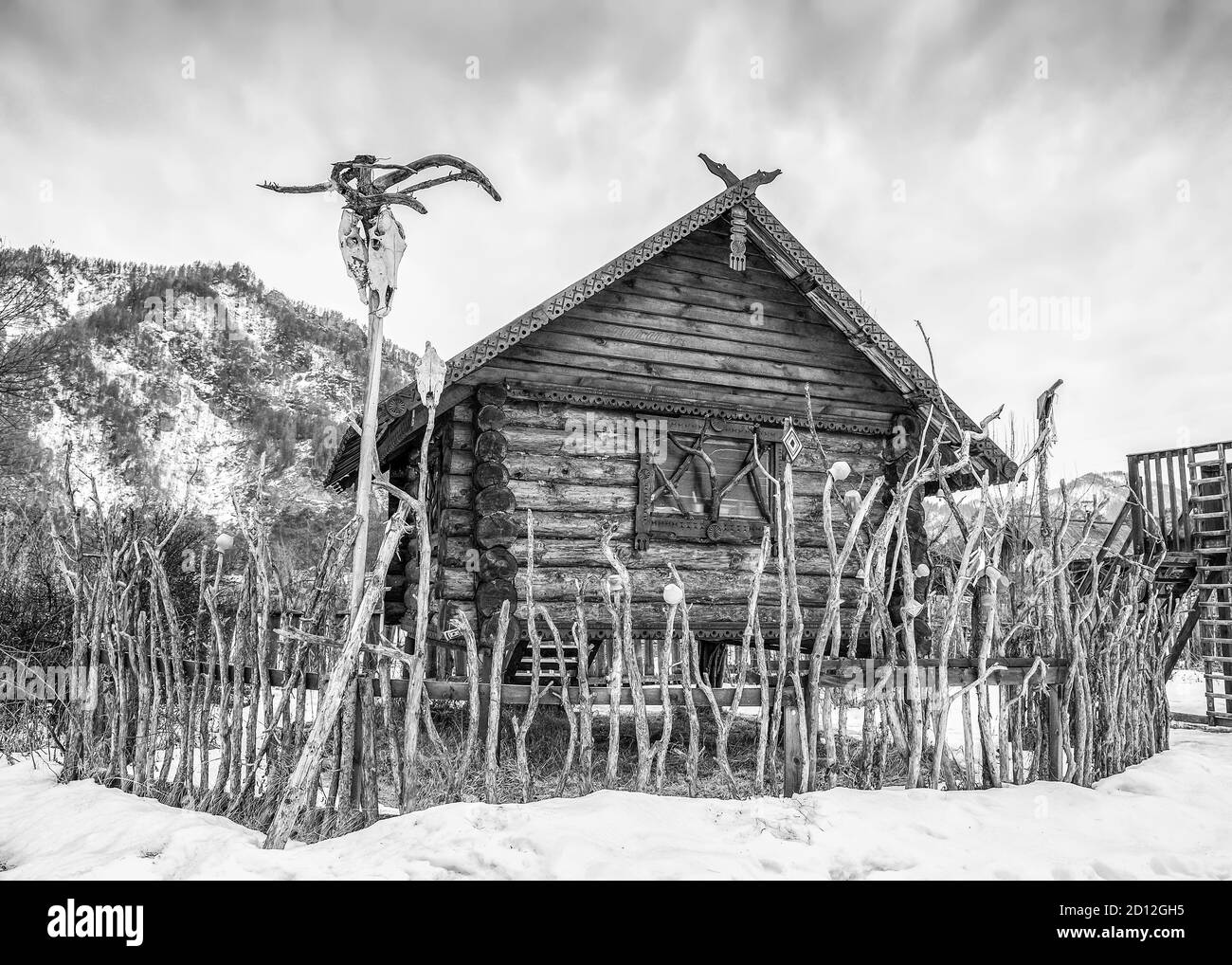 CHEPOSH DORF, BERG ALTAI, RUSSLAND - 03. MÄRZ 2018: Holzhaus ähnelt einer Hütte auf Hähnchenbeinen aus Volksgeschichten über Baba Yaga Stockfoto
